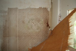 577 Original wallpaper hidden under the paneling